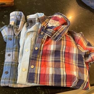 Lucky Bundle short sleeve men’s button-ups.  Size small.